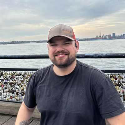 Zach, 32