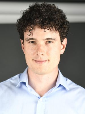 Tom, 24
