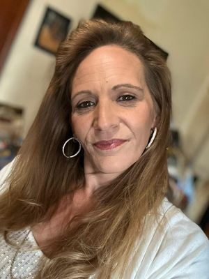 Laura, 42