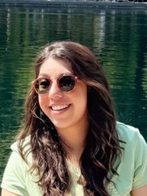 Daniela, 28