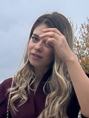 Nina, 29