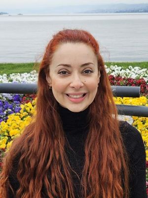 Priscila, 37