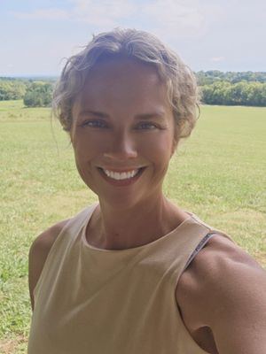 Jacqueline, 44