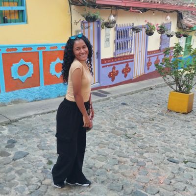 Tati, 28