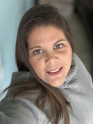 Cynthia, 43