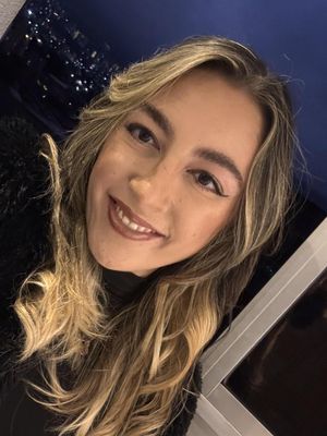 Manuela, 28