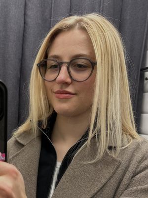 Gabriela, 26