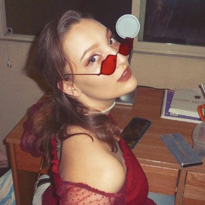 Bella, 26