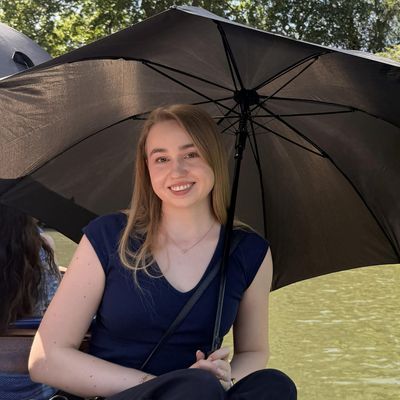 Antonia, 22