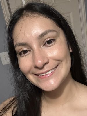 Yaneli, 28