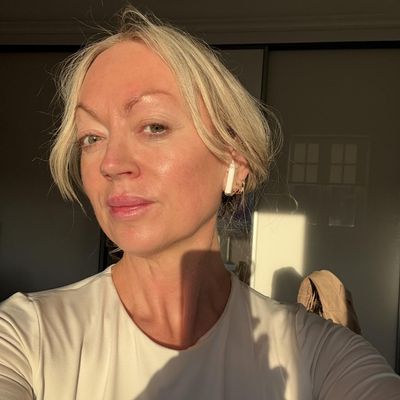 Julie, 48