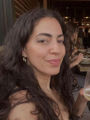 Mia, 28