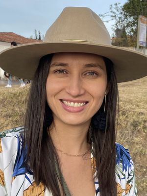 Lesly, 33