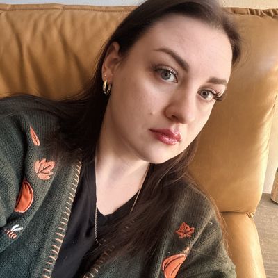 Alexandra, 32