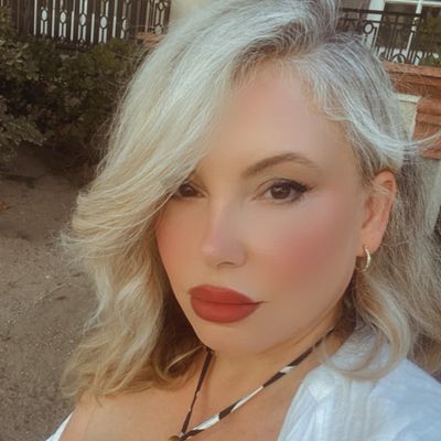 Julie, 52