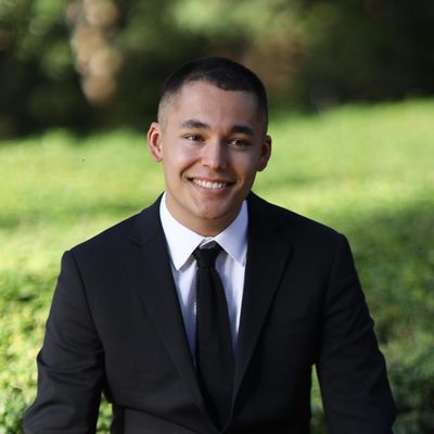 Alejandro, 28
