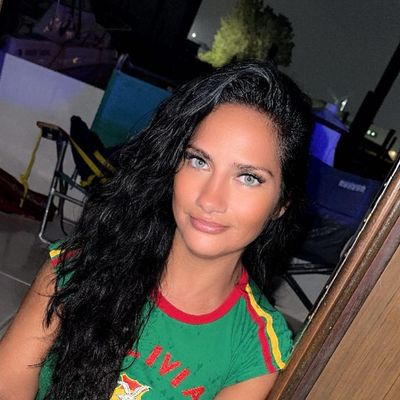 Natalie, 43