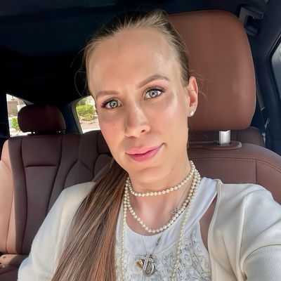 Ava, 35