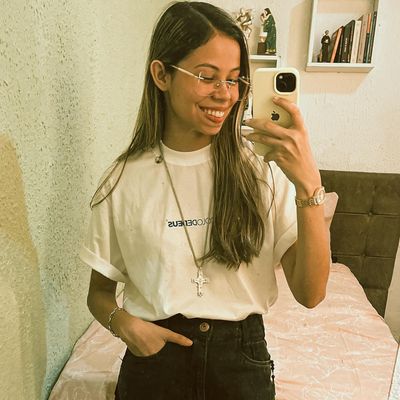 Gabriela, 21