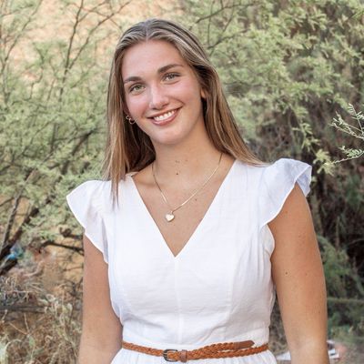 Mia, 23