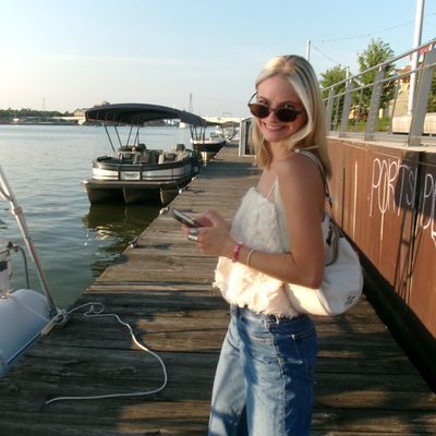 Anna, 23