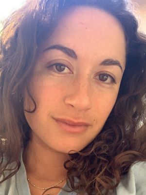 Angela, 28