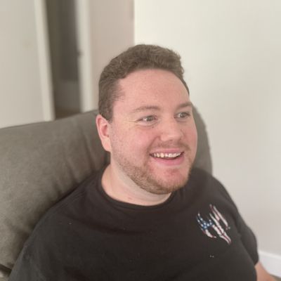 Dan, 28