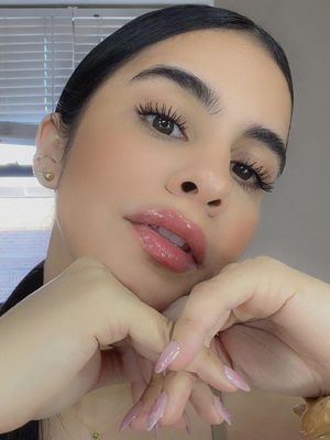 Manuela, 29