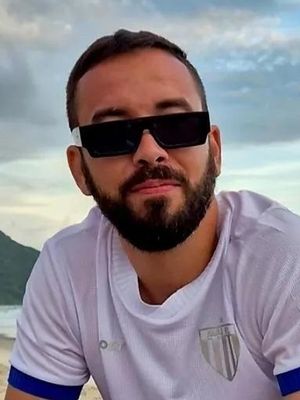 Guto, 33