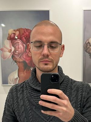 Dominik, 28
