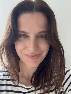Daniela, 44