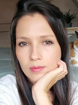 Juliana, 39