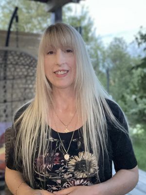 Sandra, 56