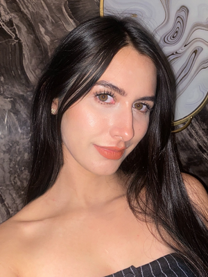 Laura, 27