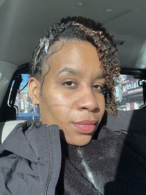 Alexandra, 35