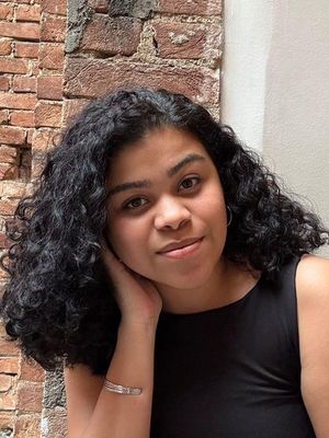 Ana, 24