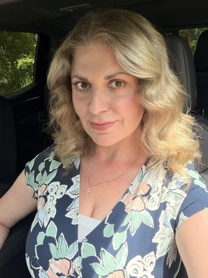 Chrissie, 43
