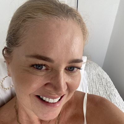 Sandra, 57
