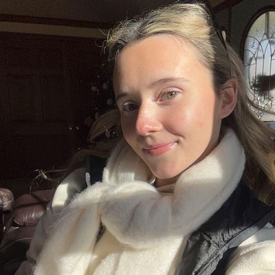 Bella, 23