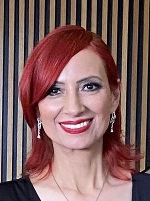 Adriana, 52