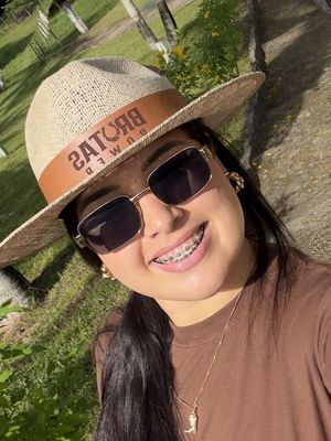 Larissa, 25