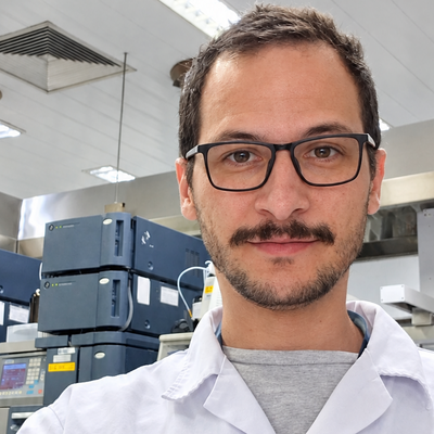 Gustavo, 37