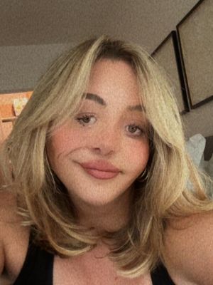 Chloe, 27