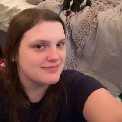 Chloe, 23
