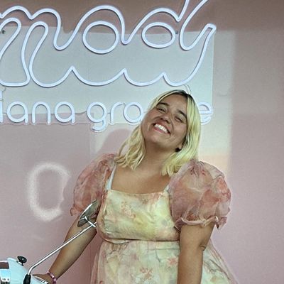 Diana, 25