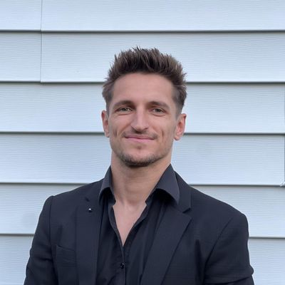 Roman, 28