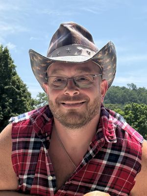 Zach, 32