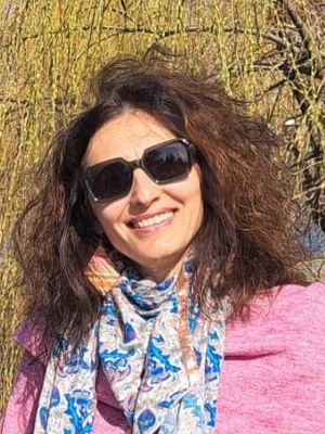 Adela, 44