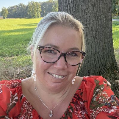 Yvonne, 43