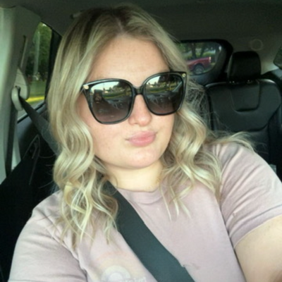 Caroline, 22